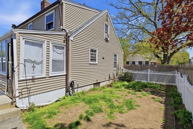 46 Marquette St, Springfield, MA 01104