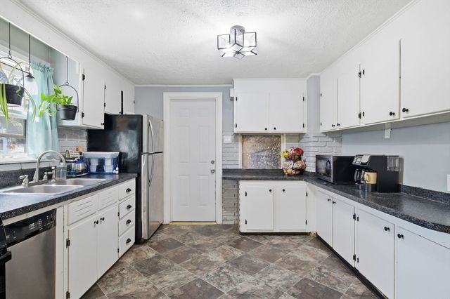 46 Marquette St, Springfield, MA 01104