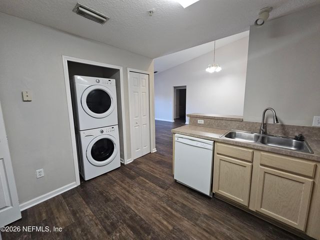 6051 MAGGIES Circle 115, Jacksonville, FL 32244