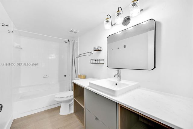 8343 Lake Dr 303, Doral, FL 33166