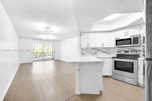 8343 Lake Dr 303, Doral, FL 33166