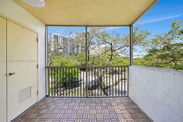 8343 Lake Dr 303, Doral, FL 33166