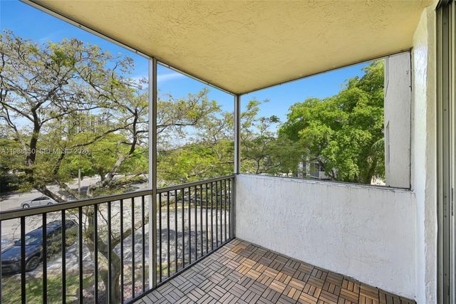 8343 Lake Dr 303, Doral, FL 33166