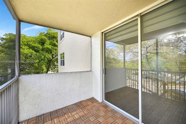 8343 Lake Dr 303, Doral, FL 33166