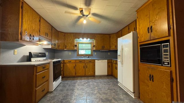 15212 Crystal Dr, Pride, LA 70770