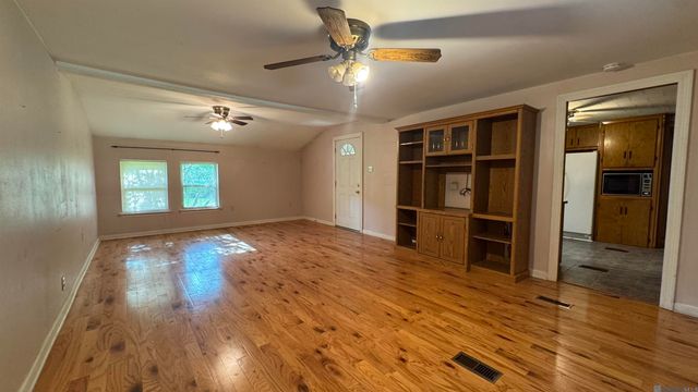 15212 Crystal Dr, Pride, LA 70770
