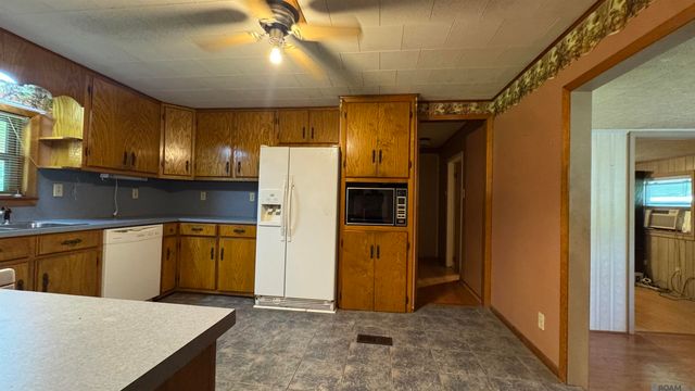 15212 Crystal Dr, Pride, LA 70770