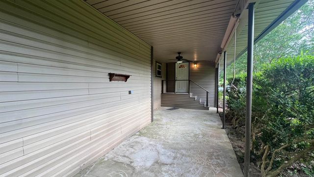 15212 Crystal Dr, Pride, LA 70770