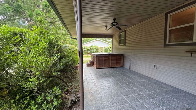 15212 Crystal Dr, Pride, LA 70770