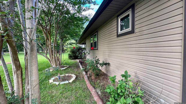 15212 Crystal Dr, Pride, LA 70770