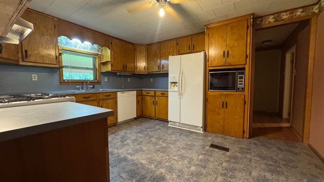 15212 Crystal Dr, Pride, LA 70770