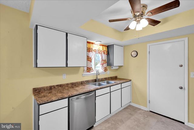 4330 PINEWOOD LN, York, PA 17402