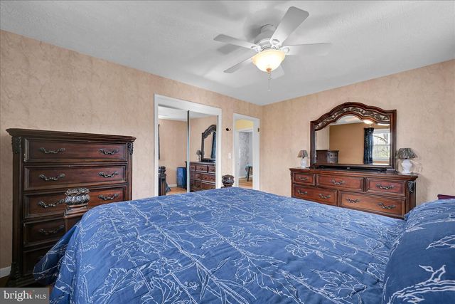 4330 PINEWOOD LN, York, PA 17402