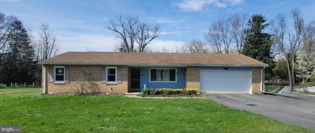 4330 PINEWOOD LN, York, PA 17402