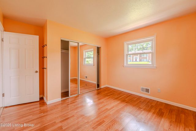 5905 Whispering Hills Blvd, Louisville, KY 40219
