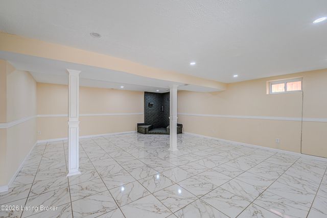 5905 Whispering Hills Blvd, Louisville, KY 40219