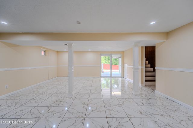 5905 Whispering Hills Blvd, Louisville, KY 40219