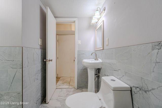 5905 Whispering Hills Blvd, Louisville, KY 40219