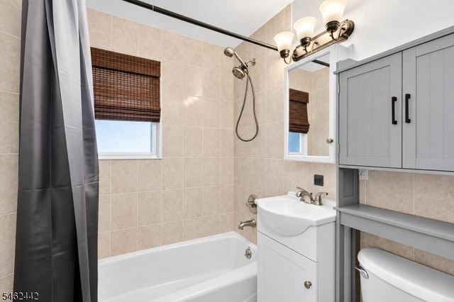 36 Park Ave, Wanaque Boro, NJ 07420