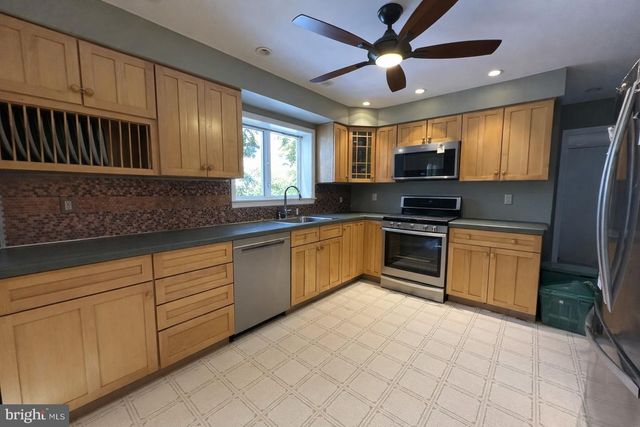 9 HILLSIDE RD, Stratford, NJ 08084