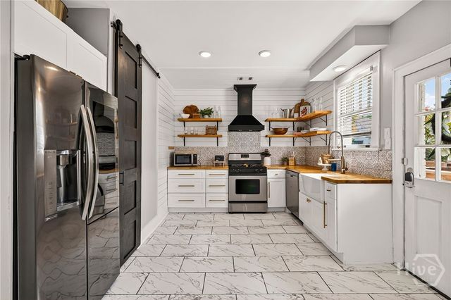 301 E 51st Street, Savannah, GA 31405