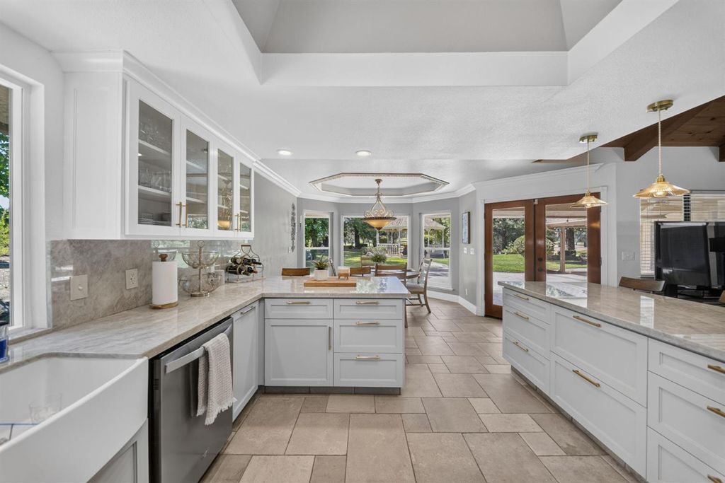 Image 15 of property listing at 19392 Farallon Road, Madera, CA 93638