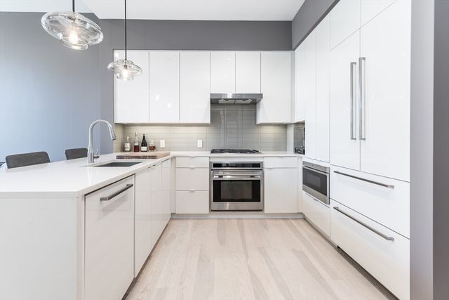 32 Traveler St 808, Boston, MA 02118