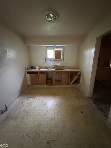 2414 Hazelwood Avenue, Saginaw, MI 48601
