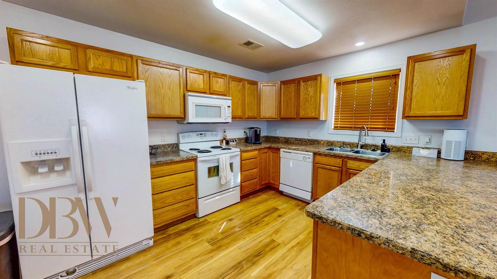 166 N Bernard St, Powell, WY 82435 photo 4