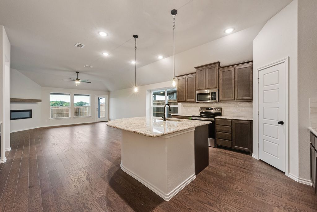 441 Carnero Drive, Granbury, TX 76048 — photo 3