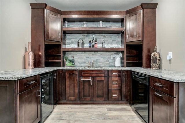 18914 W 100th Street, Lenexa, KS 66220