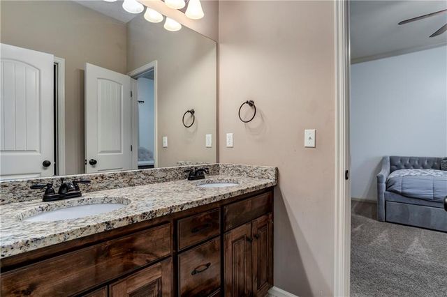 18914 W 100th Street, Lenexa, KS 66220
