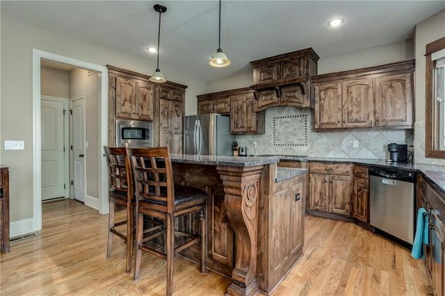 18914 W 100th Street, Lenexa, KS 66220