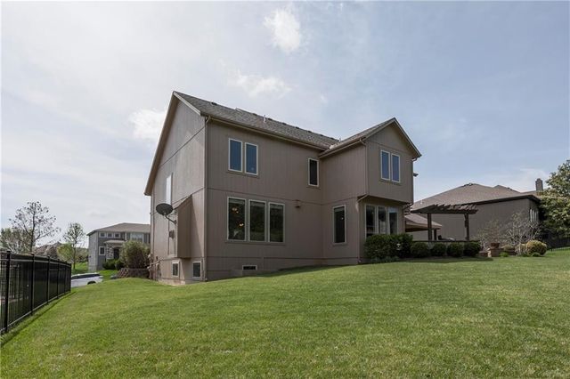 18914 W 100th Street, Lenexa, KS 66220