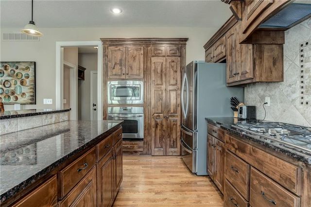 18914 W 100th Street, Lenexa, KS 66220