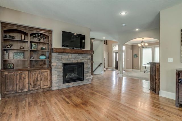 18914 W 100th Street, Lenexa, KS 66220