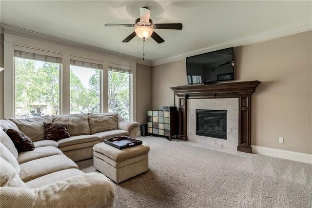 18914 W 100th Street, Lenexa, KS 66220