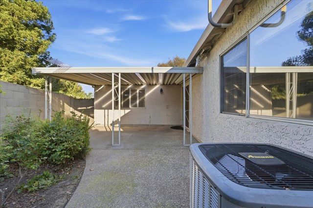 7419 Sunborough Ln, Sacramento, CA 95828