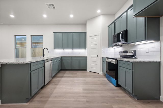 2402 Aberdeen Avenue, Wolfforth, TX 79382