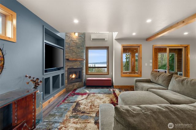 12511 Cole Point Drive, Anderson Island, WA 98303