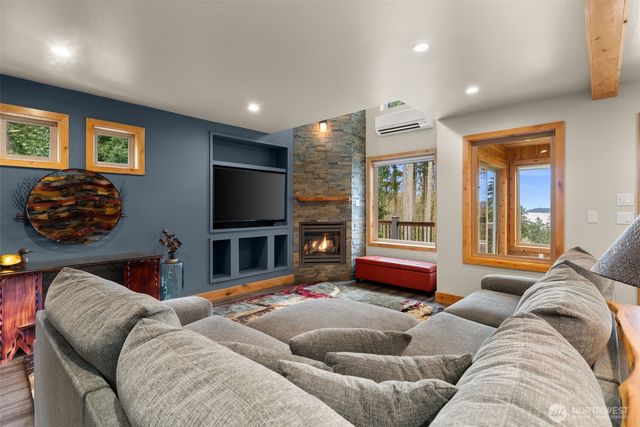 12511 Cole Point Drive, Anderson Island, WA 98303