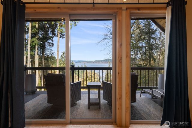 12511 Cole Point Drive, Anderson Island, WA 98303