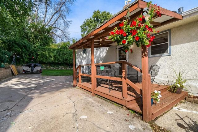 512 9th Avenue S, South Saint Paul, MN 55075