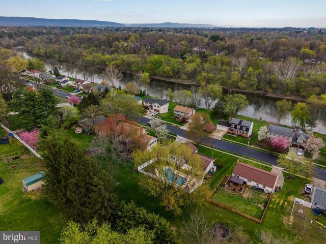 313 INDIAN CREEK DR, Mechanicsburg, PA 17050