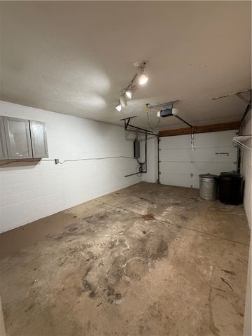 206 Queens Ct, North Strabane, PA 15317