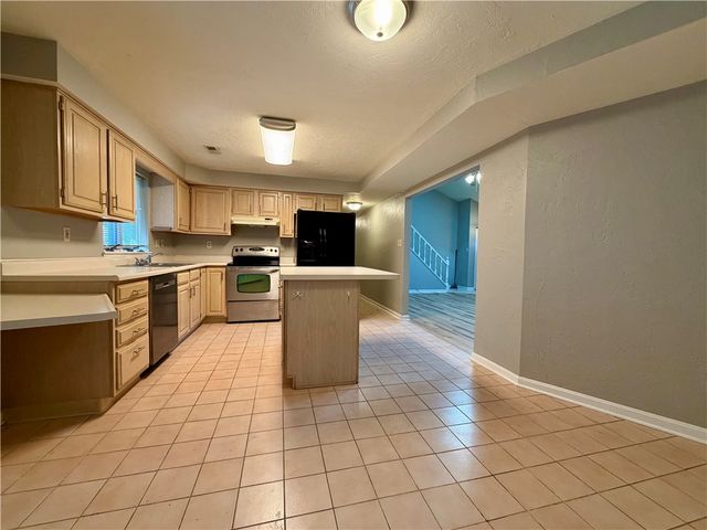 206 Queens Ct, North Strabane, PA 15317