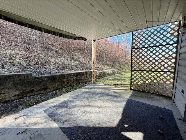 206 Queens Ct, North Strabane, PA 15317