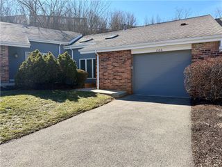 206 Queens Ct, North Strabane, PA 15317