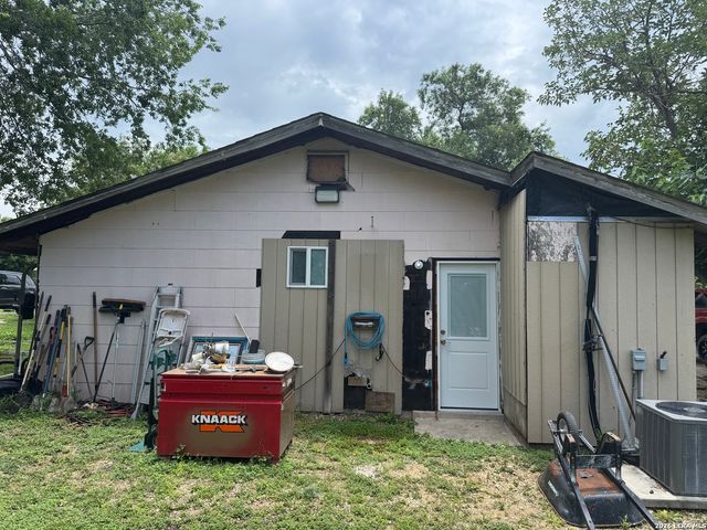 8811 Dale Vly Dr, San Antonio, TX 78227