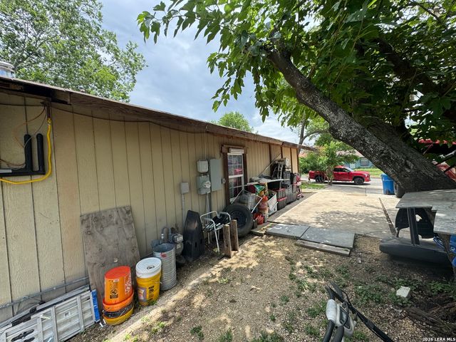 8811 Dale Vly Dr, San Antonio, TX 78227